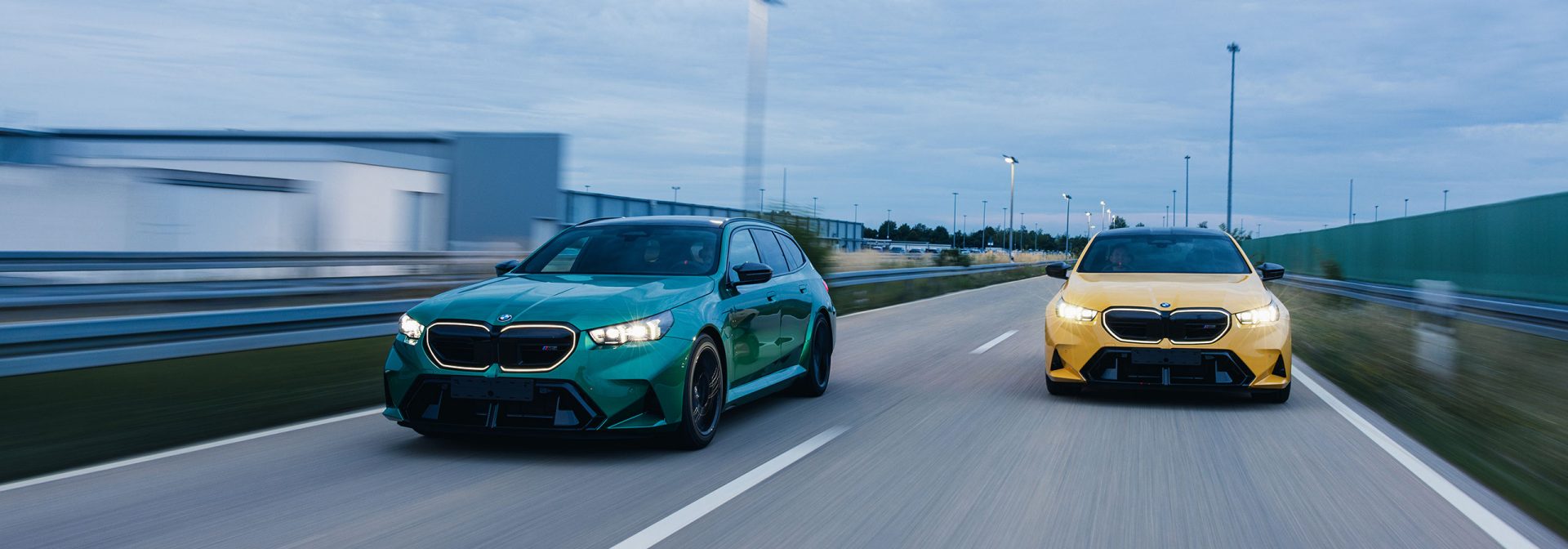 Zwei BMW M5 G99 nebeneinander auf der Straße