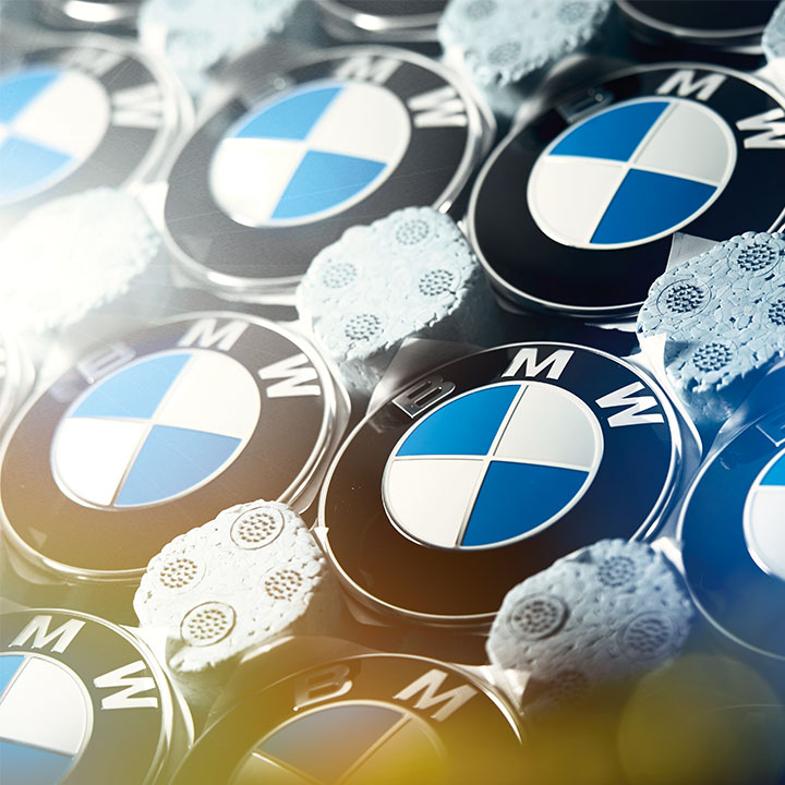 Sammlung von frisch produzierten BMW Emblemen