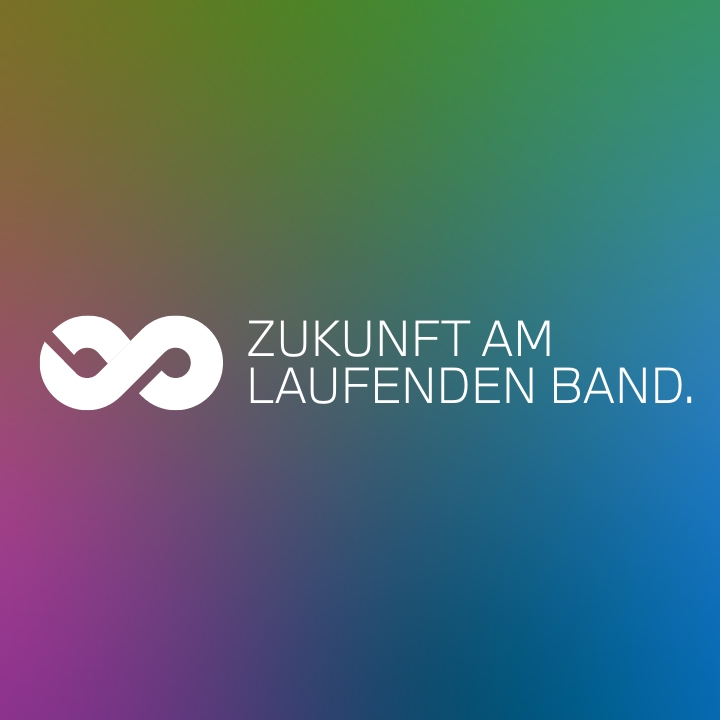 Schriftzug "Zukunft am laufenden Band" auf buntem Hintergrund