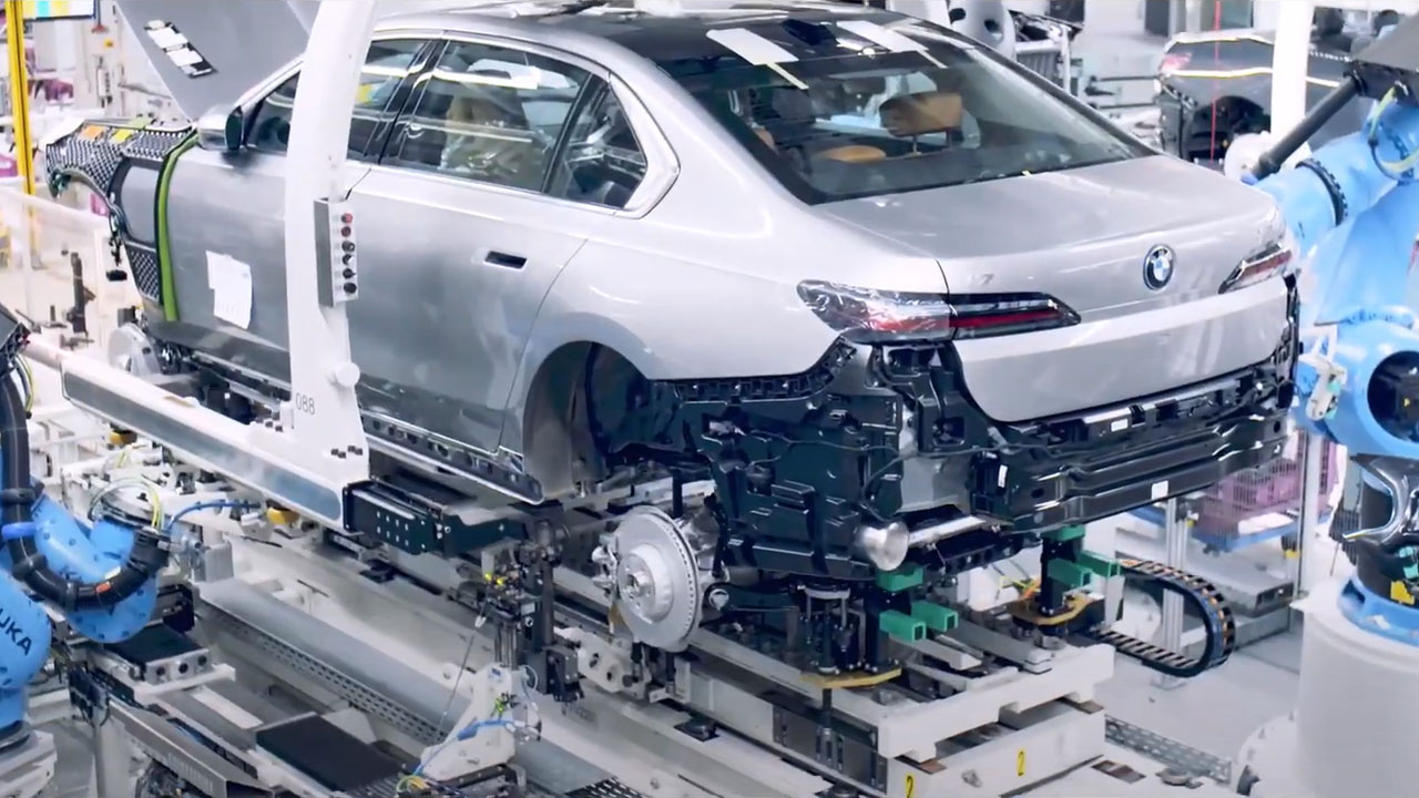 BMW presents the 5 Series, the first vehicle to be manufactured in China.