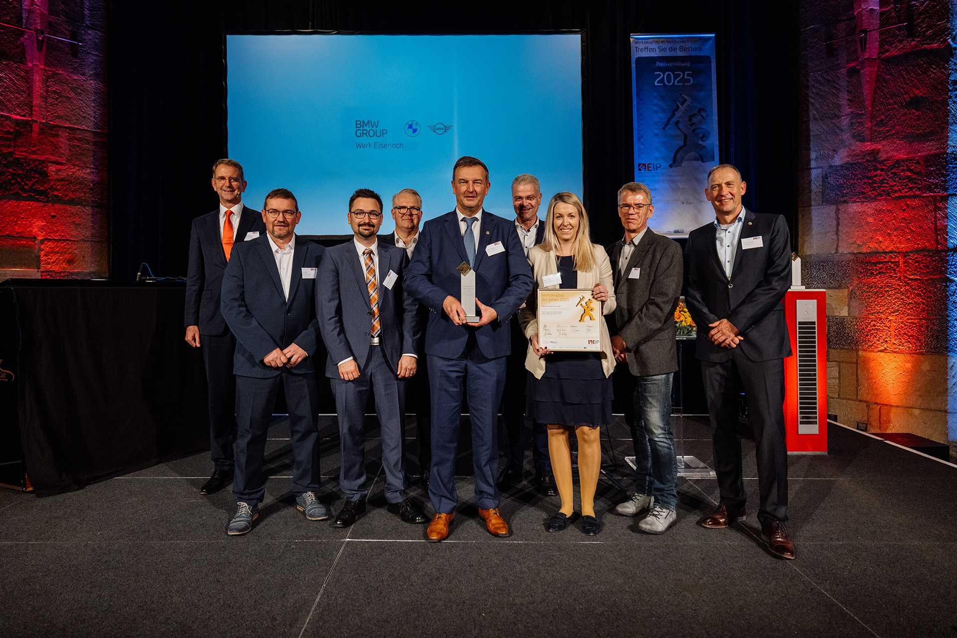 Auf der Bühne wird die Auszeichnung „Werkzeugbau des Jahres 2025“ für das BMW Group Werk in Eisenach entgegengenommen.