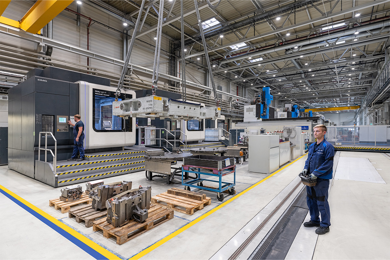 Modern machines work in mechanical production at the BMW Group.