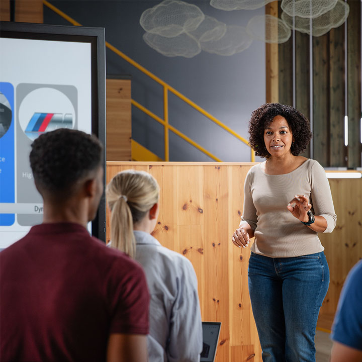 A BMW Group employee gives a presentation with information for teachers.