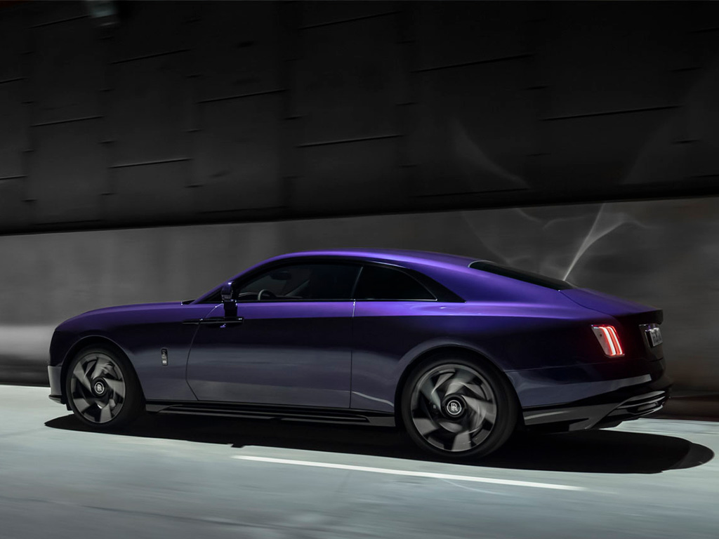  A futuristic Rolls-Royce Black Badge concept car, highlighting its sophisticated lines and opulent details in a stunning display.
