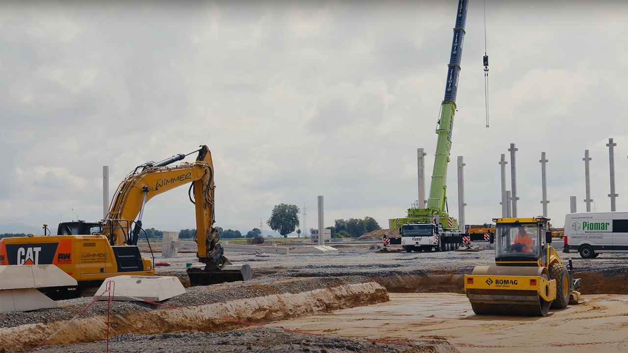 Verschiedene Baumaschinen im Einsatz auf der Baustelle.