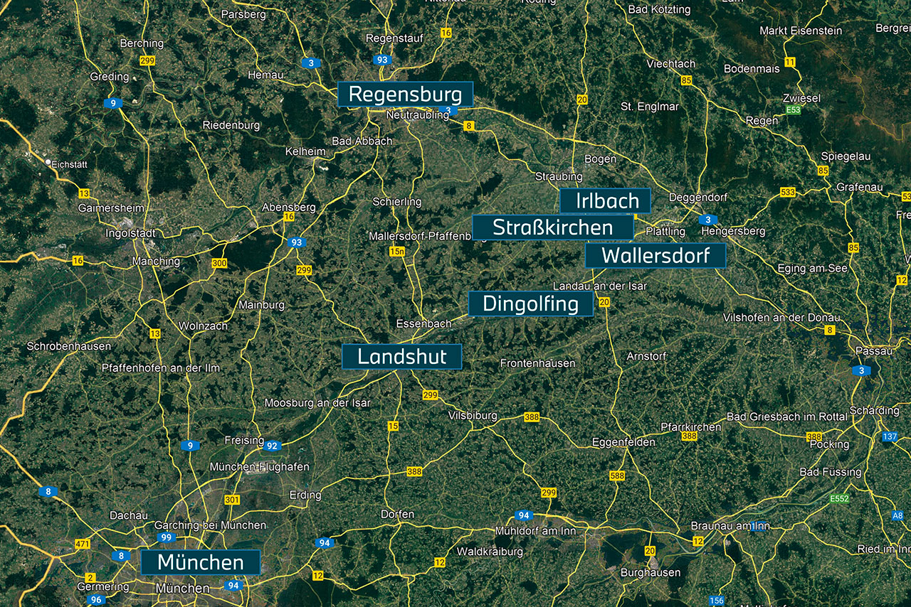 Eine Landkarte für den Bereich München bis Regensburg, auf der das BMW Group Werk Irlbach-Strasskirchen, die umliegenden Straßen und weitere BMW Group Werke eingezeichnet sind.