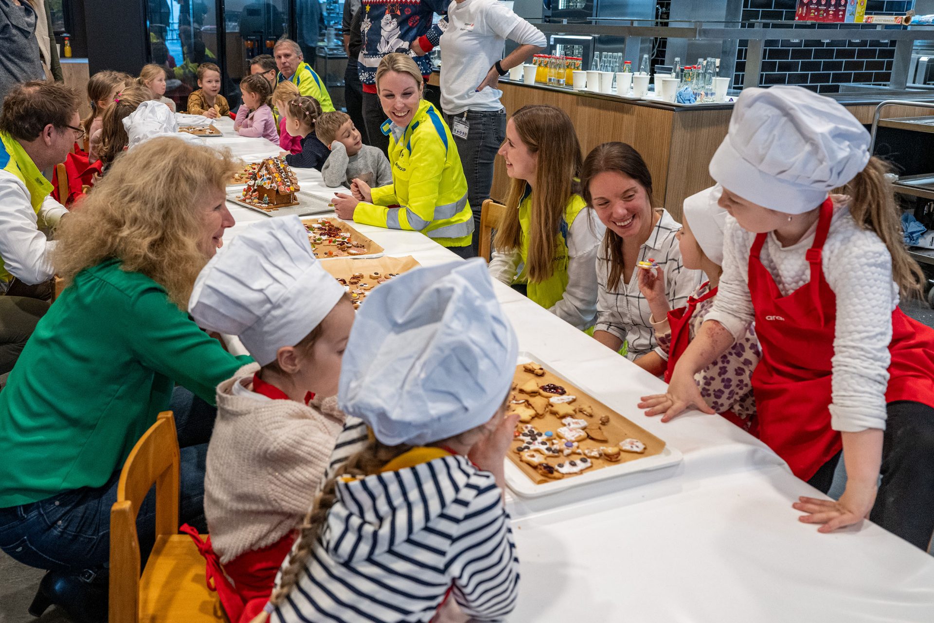 Kinder beim Backen in der Betriebsgastronomie des BMW Werks Irlabach-Straßkirchen.