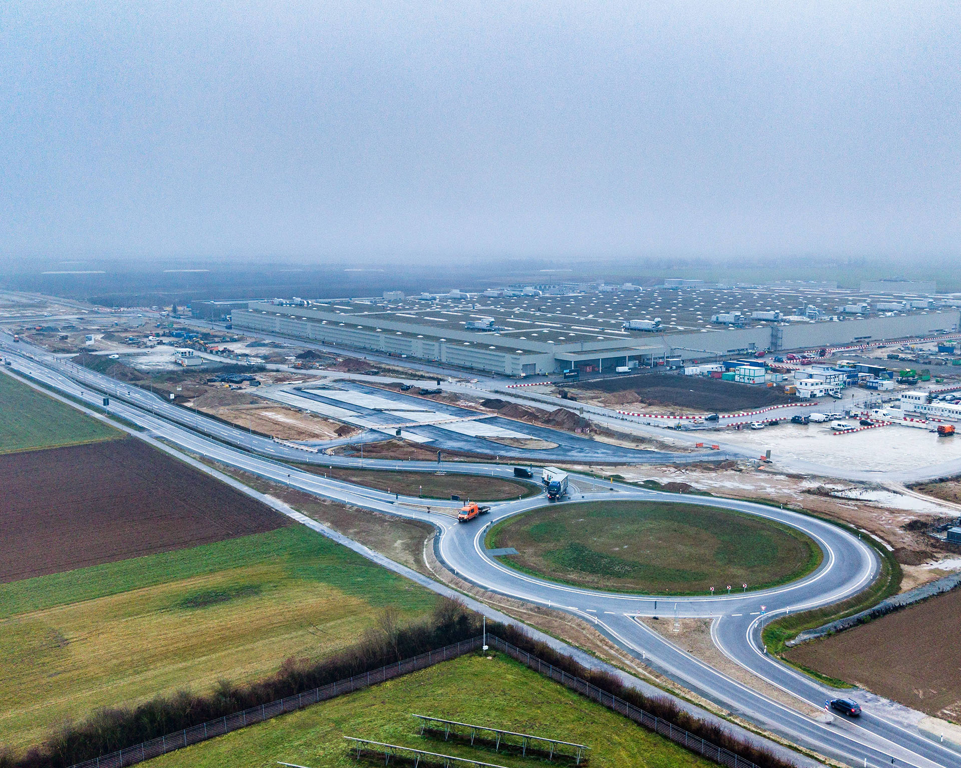 Bau des BMW Group Werks in Irlbach-Straßkirchen aus der Vogelperspektive.