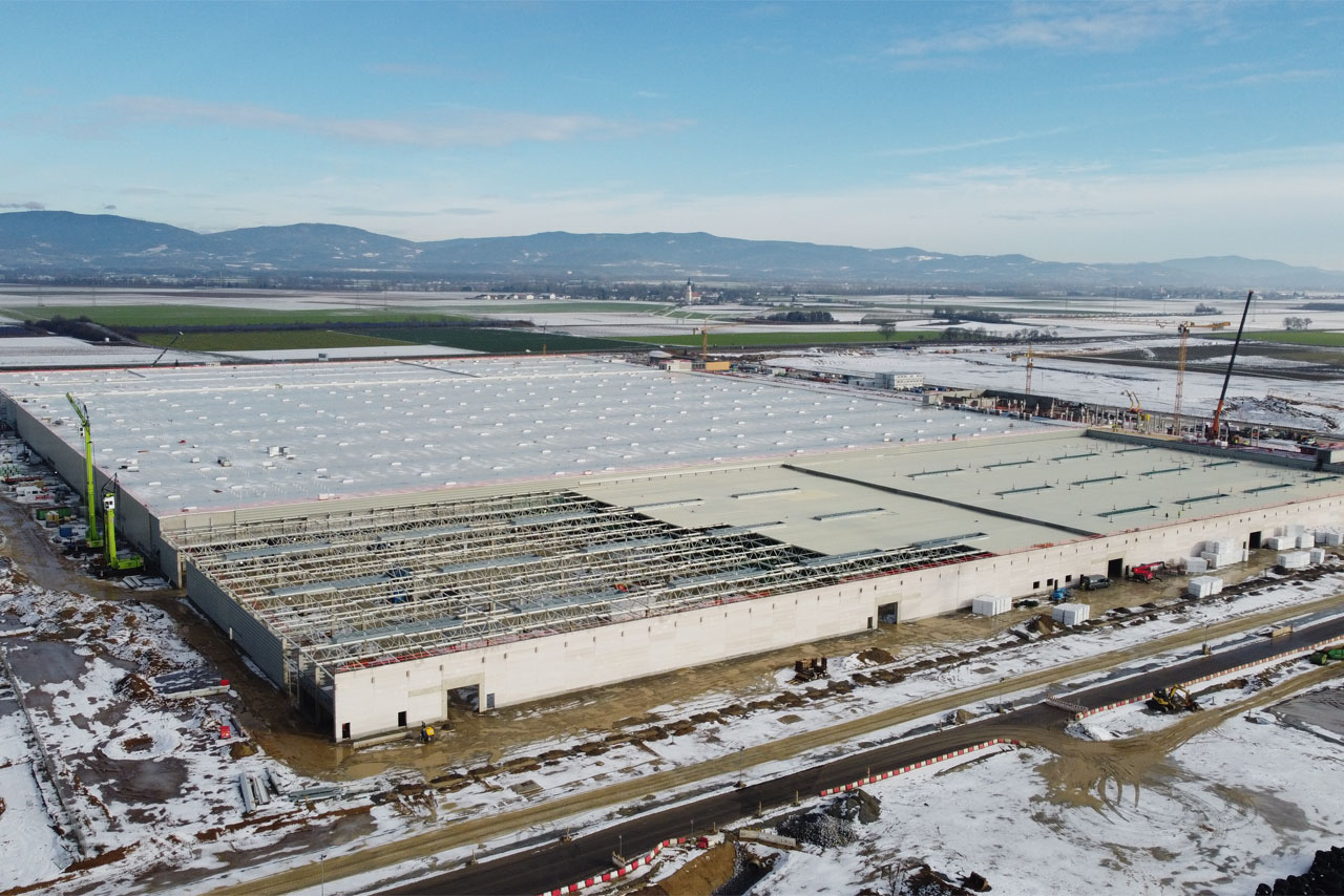 Fortschritt beim Bau des BMW Group Werks Irlbach-Strasskirchen im WInter.
