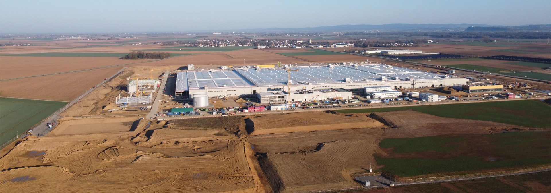 Luftaufnahme der Baustelle des Werks Irlbach-Strasskirchen