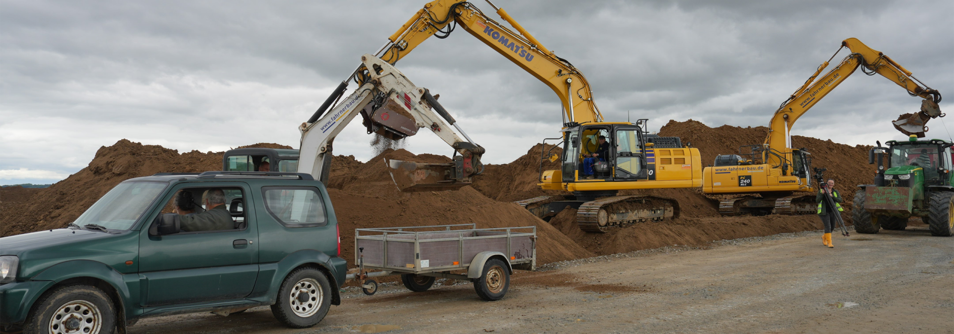 Verschiedene Maschinen und Autos auf einer Baustelle