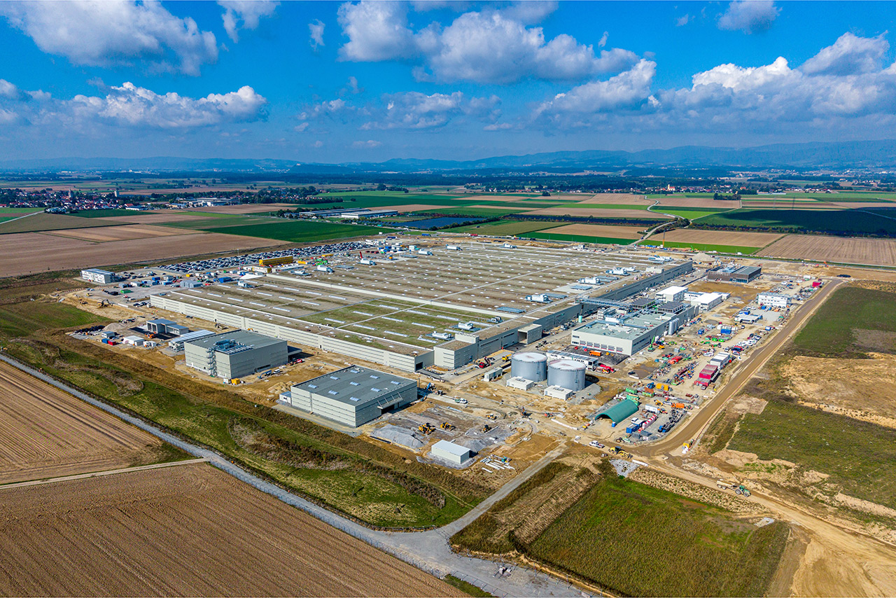 Construction of the BMW Group plant in Irlbach-Straßkirchen from a bird's-eye view.