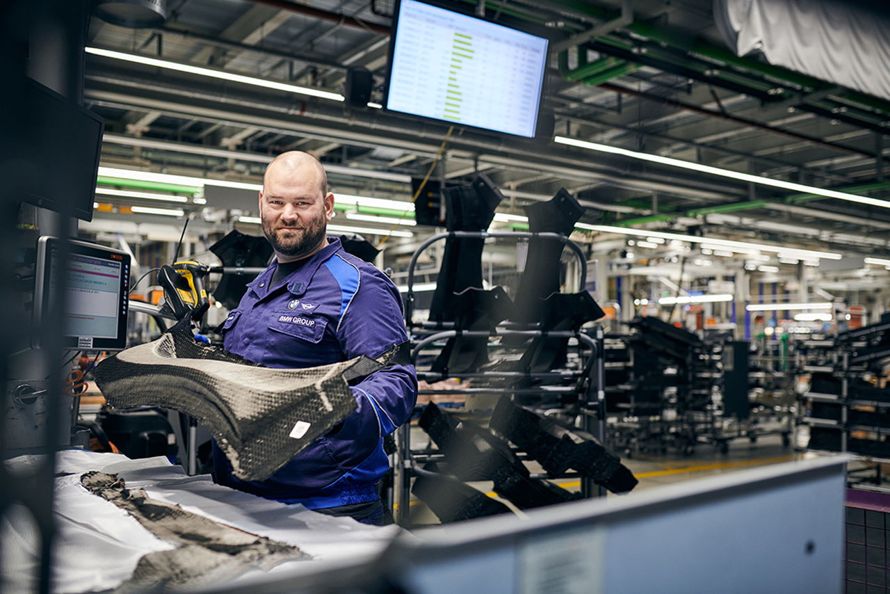Ein Mitarbeiter in der Produktion, der Carbonteile für die Fahrzeuge herstellt.