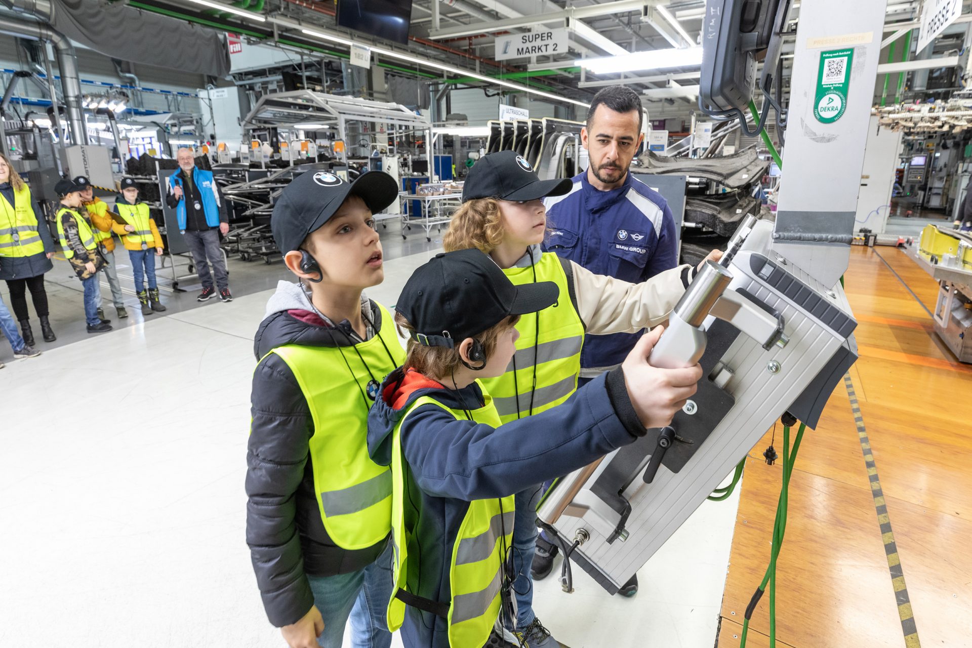 Kinder bei einer Führung im Werk Landshut