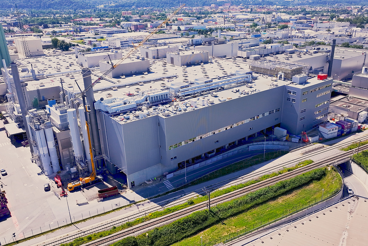 Luftaufnahme der großen Produktionshalle des BMW Group Werk Landshut. 