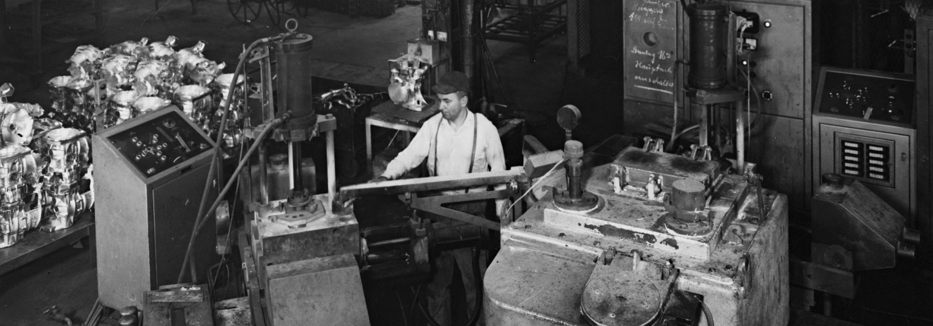 Werksmitarbiter in der Teileproduktion