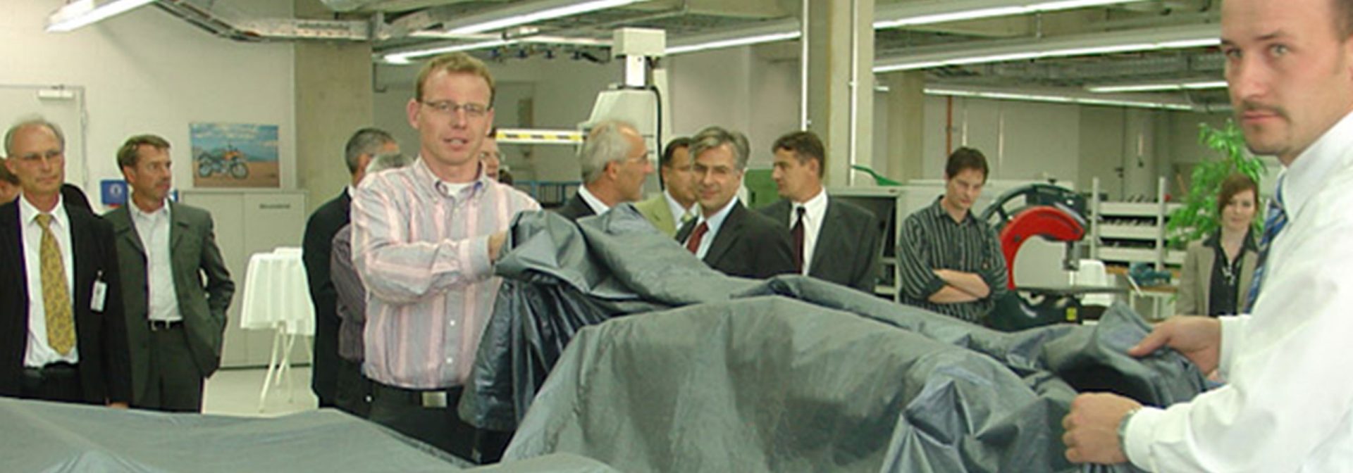  Team bei der Produktpräsentation in einer modernen Fertigungsumgebung.