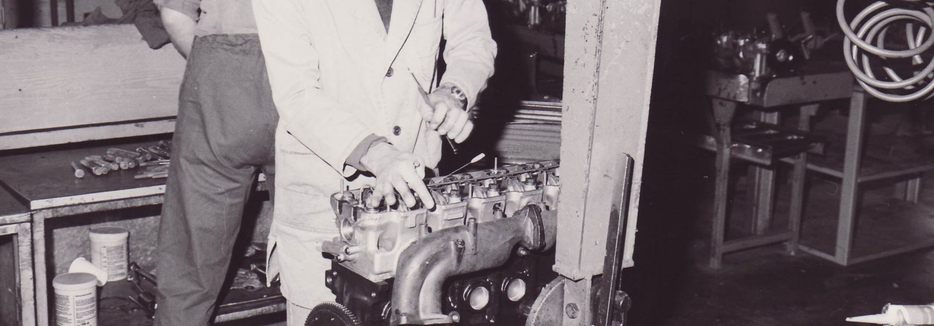 Werksarbeiter bei der Austauschmotorenfertigung