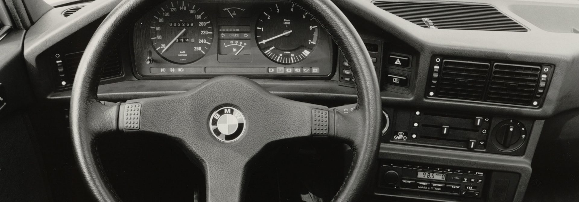 Innenraum eines BMW aus den 1980er Jahren