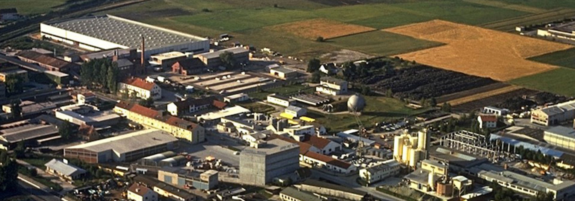 Luftaufnahme des BMW Group Werks Landshut in den 1970er Jahren
