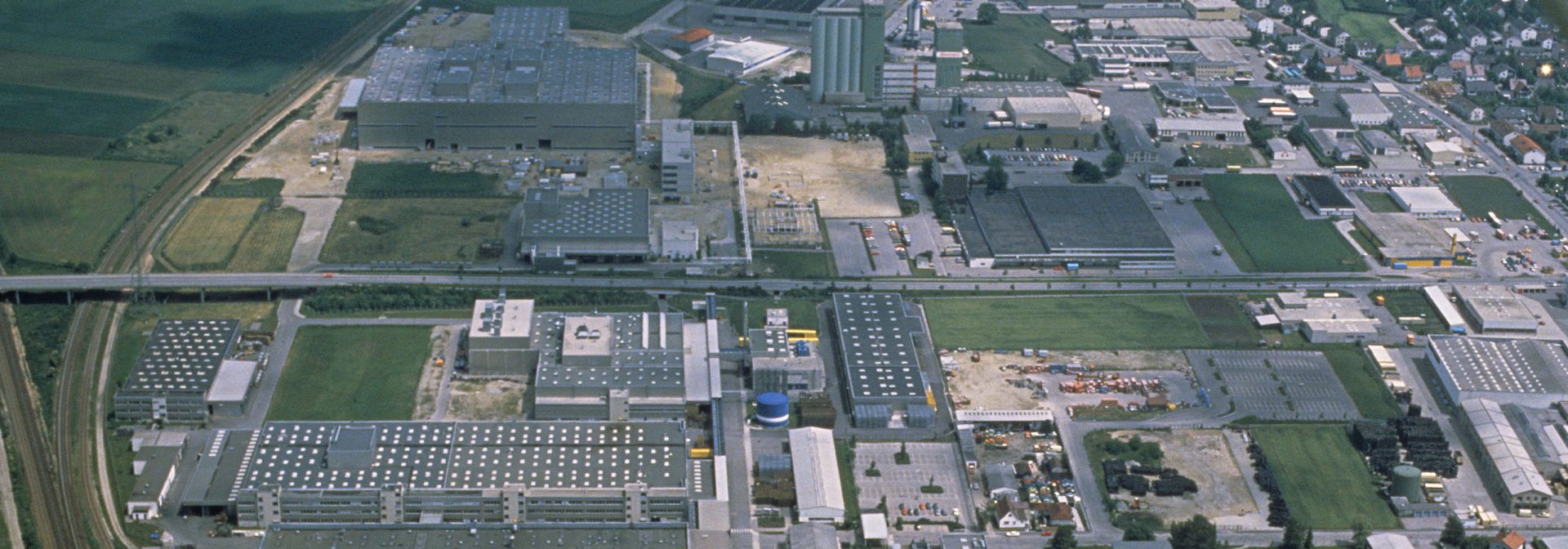 Aerial view of the BMW Group plant in Landshut in the 1980s
