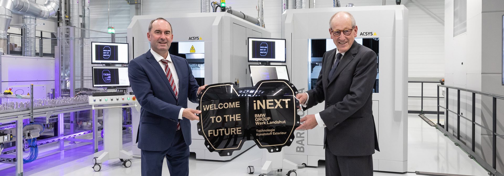 Dr. Andreas Wendt and Hubert Aiwanger put a new production hall into operation at the Landshut site.