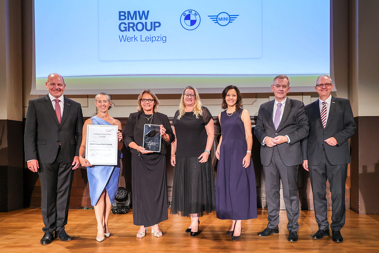 Vertreter des BMW Group Werks Leipzig bei der Preisübergabe