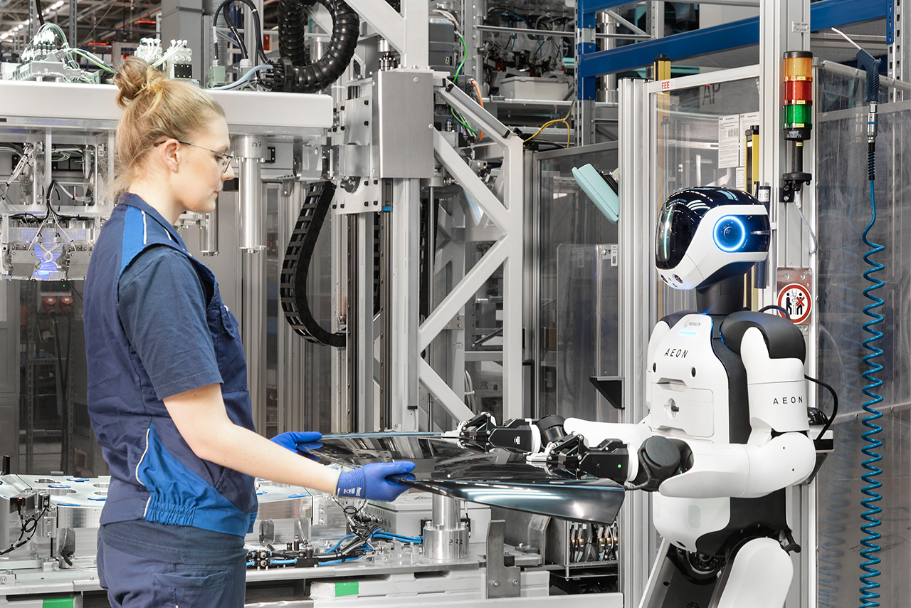 Humanoider Roboter in der Produktion im BMW Group Werk Leipzig