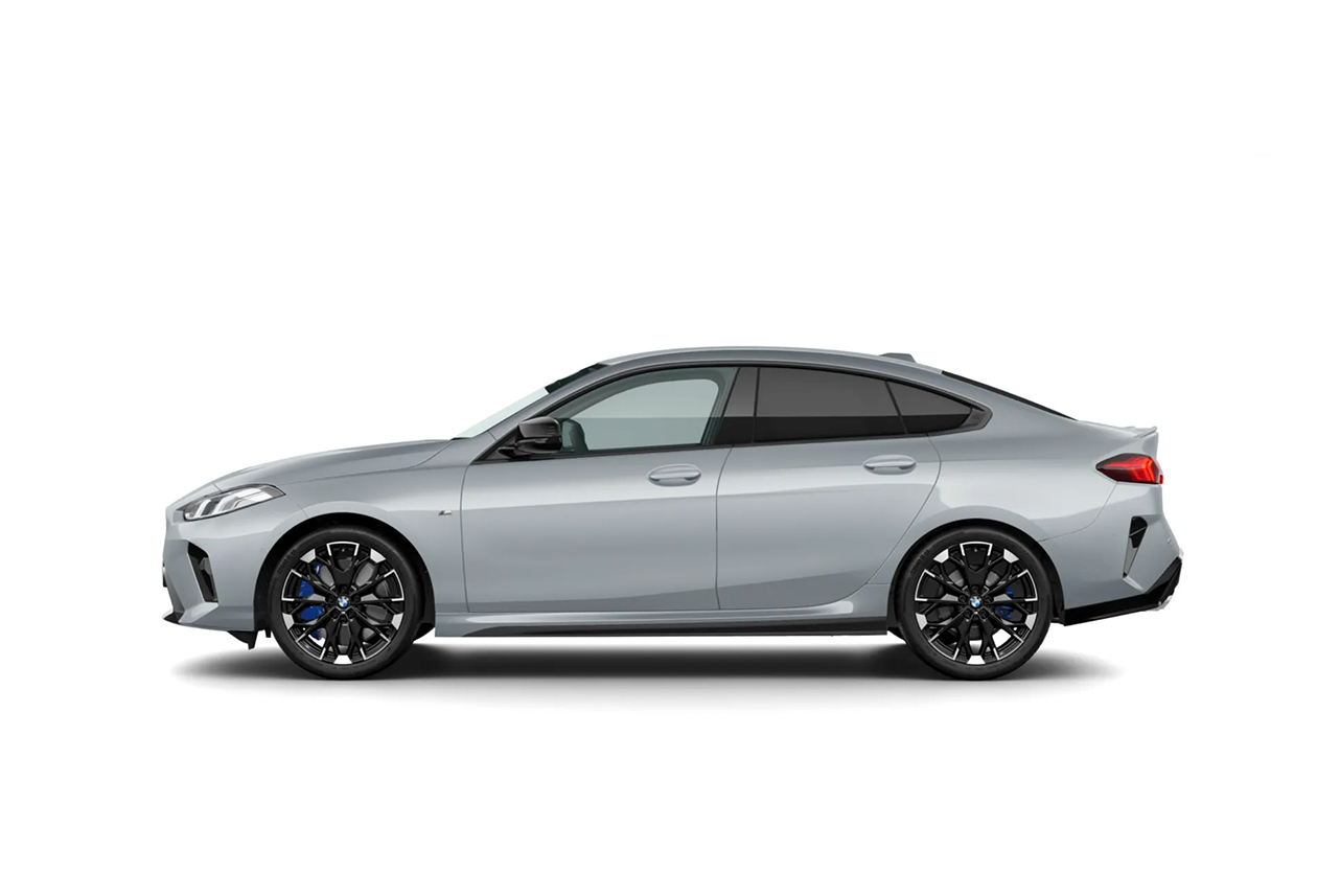 Silberner BMW 2er Gran Coupé vor weißem Hintergrund.