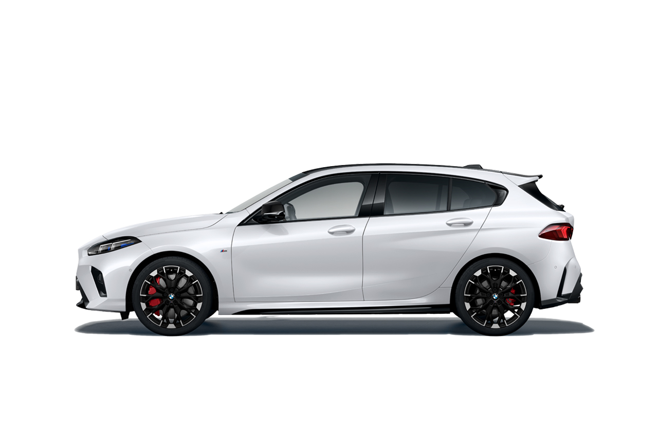 Weißer BMW 1er vor weißem Hintergrund.