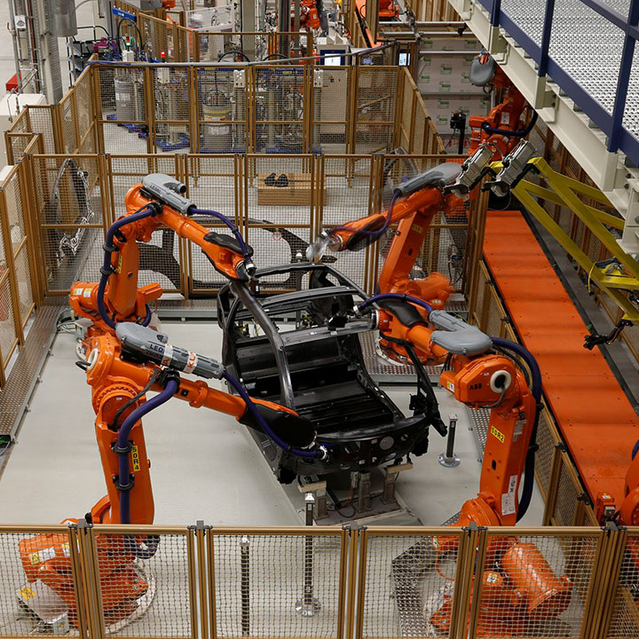 Eine Maschine in der Produktion bei der Arbeit