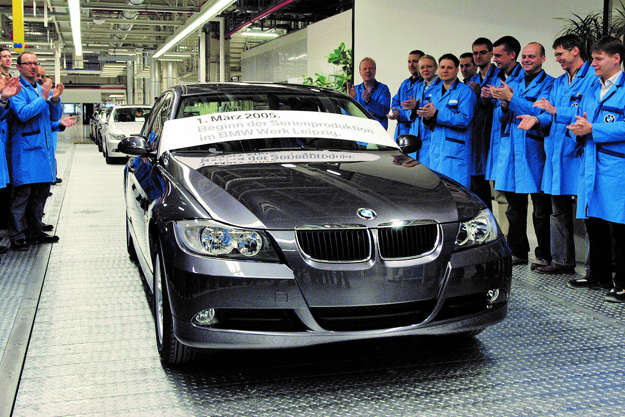 Plant employees celebrate the start of series production at the BMW Group plant in Leipzig.