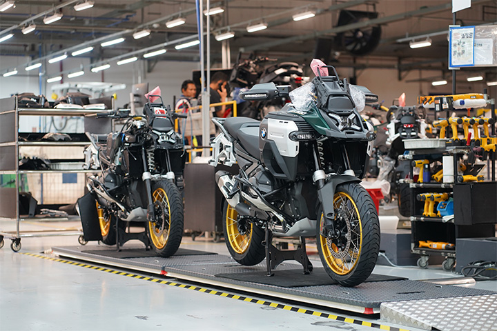 Two motorcycles are standing on the assembly line in the Manaus Plant.