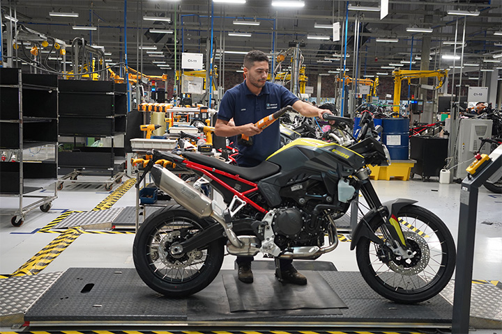Mechanik from the Manaus Plant is working on a motorcycle.