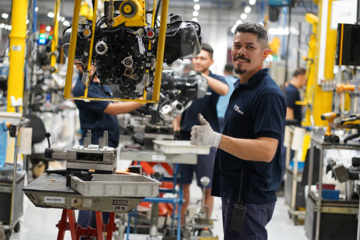 Um mecânico da fábrica da BMW em Manaus sorri para a câmera.