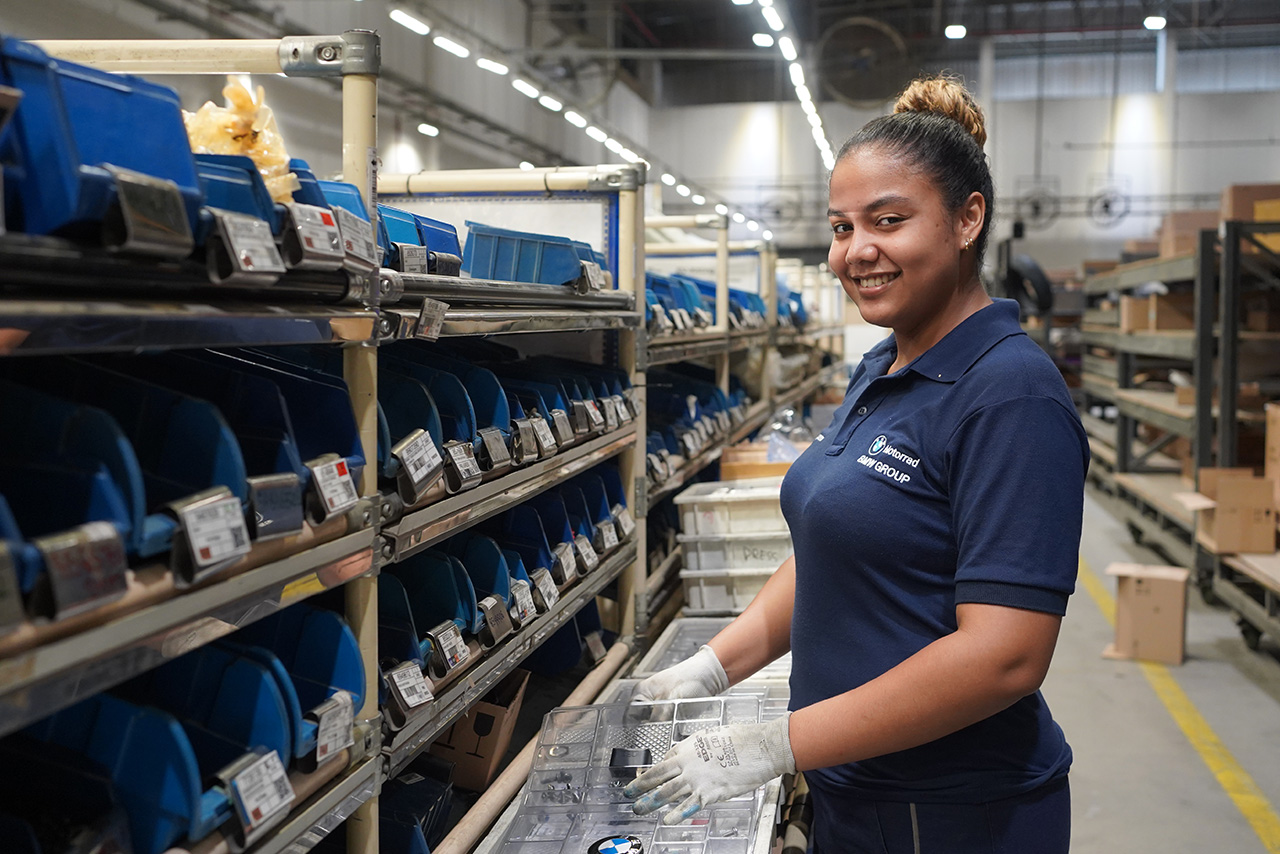 Um mecânico da fábrica da BMW em Manaus sorri para a câmera.