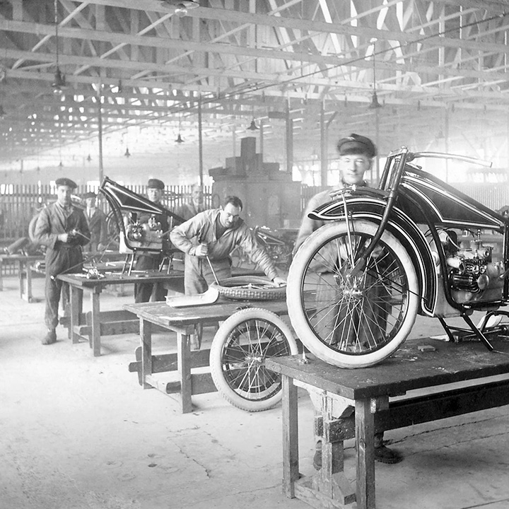Historische Aufnahme aus der BMW Group Motorrad Produktion.