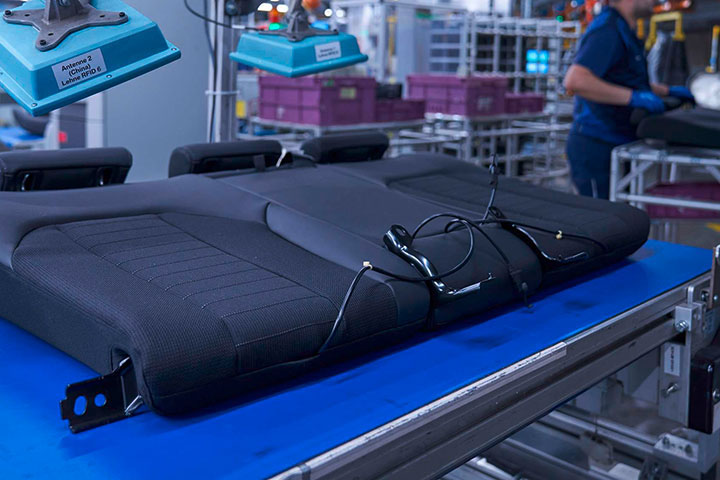 Rückenlehnen eines Sitzes für ein BMW Fahrzeug in der Produktion.
