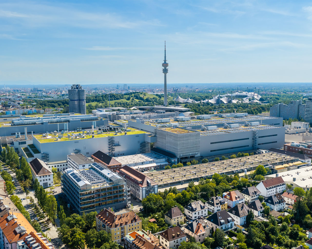 Luftaufnahme des BMW Group Geländes am Olympiapark in München.