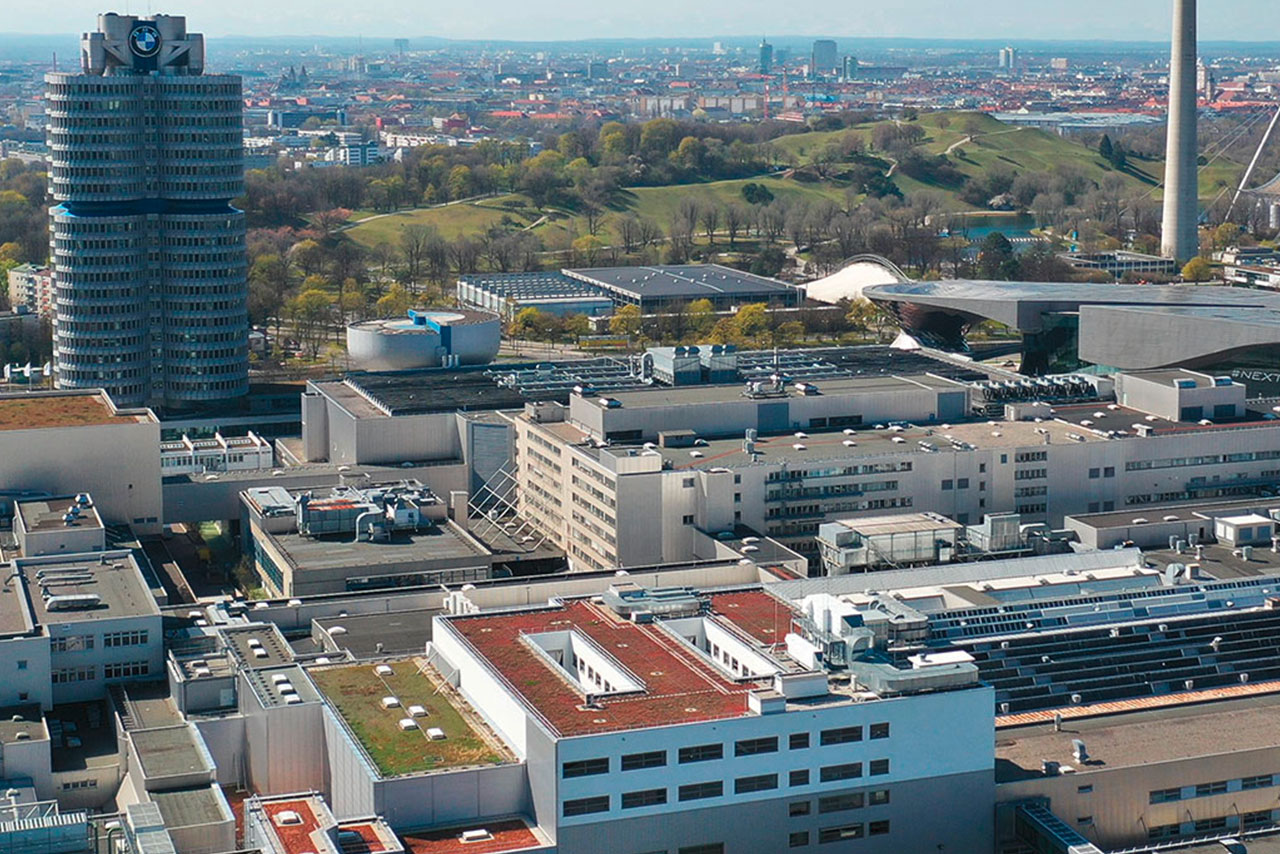 Luftaufnahme des BMW Group Geländes am Olympiapark in München.