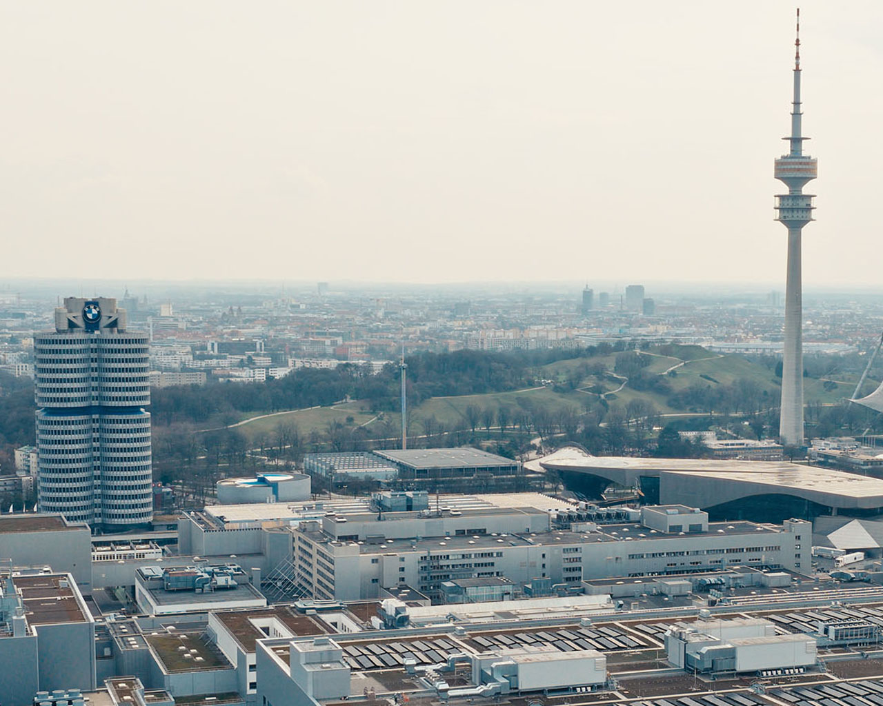 Luftaufnahme des BMW Group Geländes am Olympiapark in München.