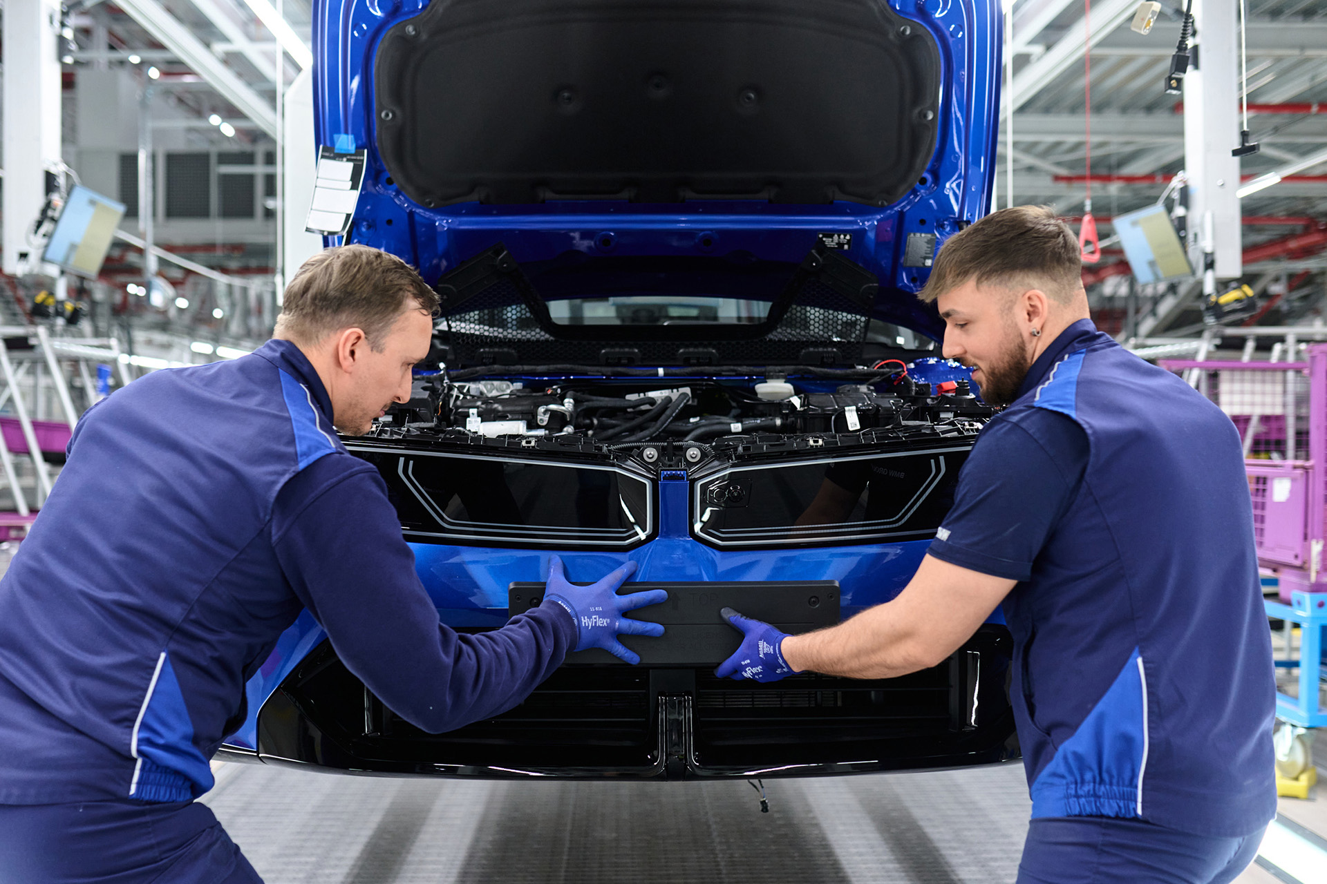Zwei BMW Group Werksarbeiter montieren den BMW i3 der Vorserie.