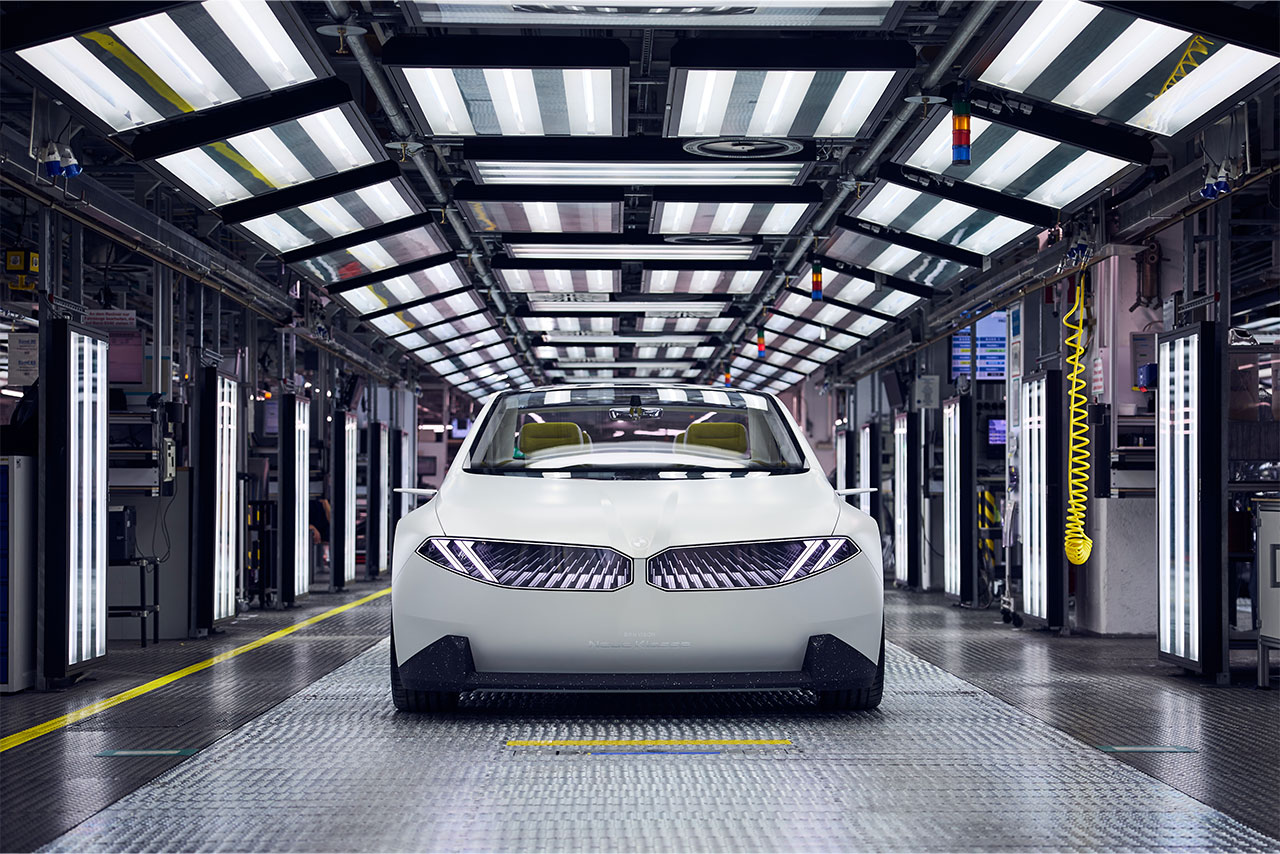 BMW Neue Klasse Fahrzeug in den Produktionshallen des BMW Group Werk München.