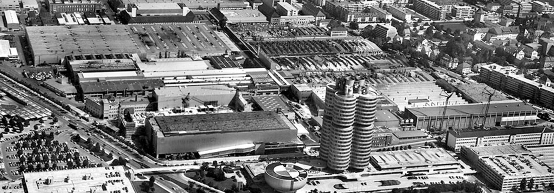 Luftaufnahme des BMW Werks in München in Schwarzweiß