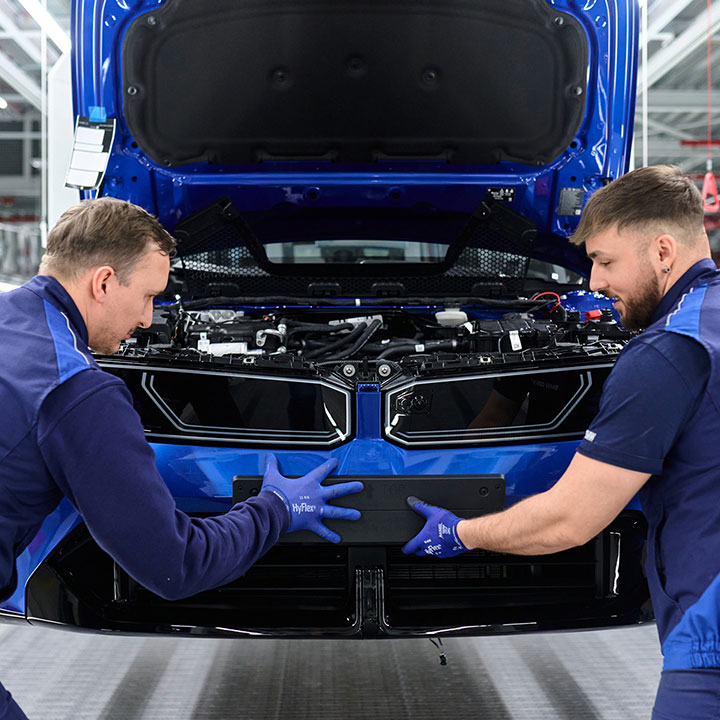 Two BMW Group factory workers are assembling the pre-series BMW i3.