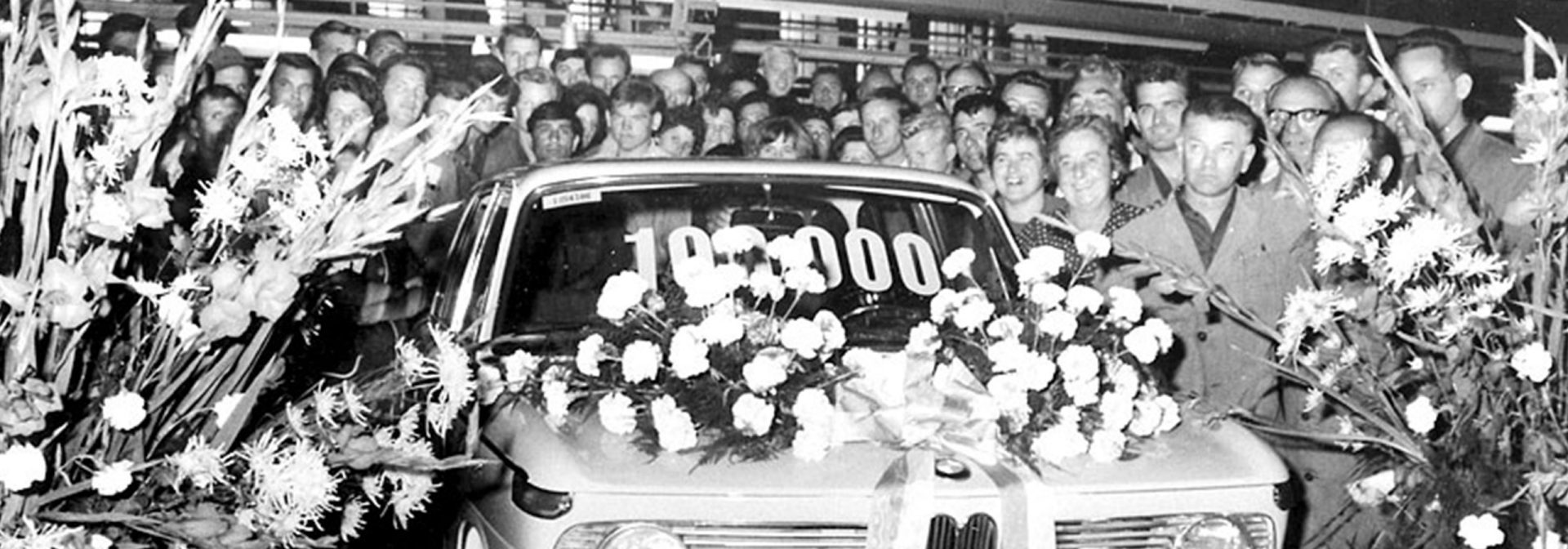 A huge crowd celebrating the production of the car number 100000
