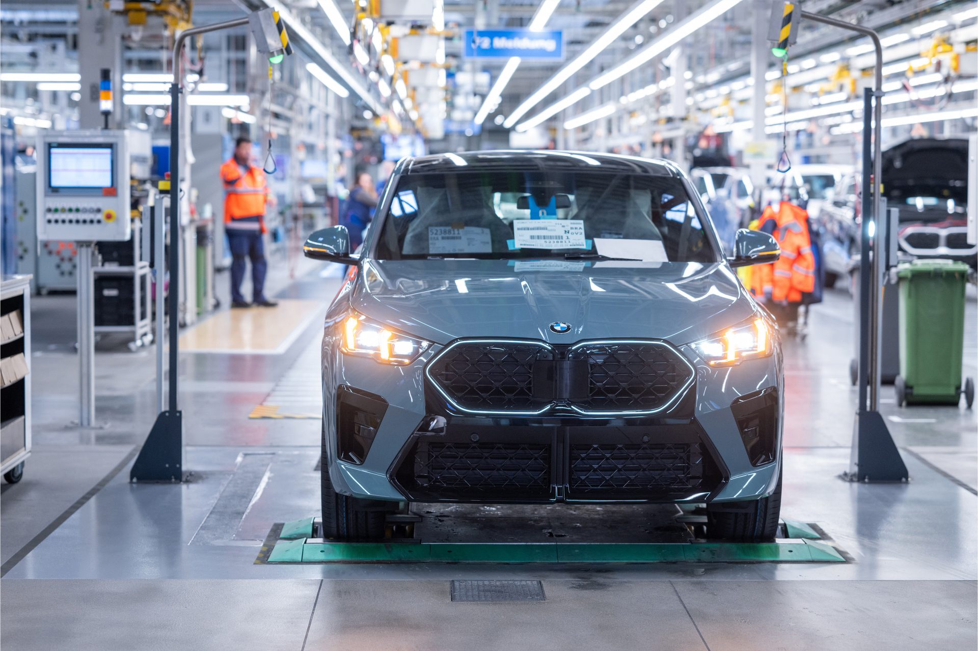 Ein automatisiert fahrender BMW X2 fährt vom Montageband
