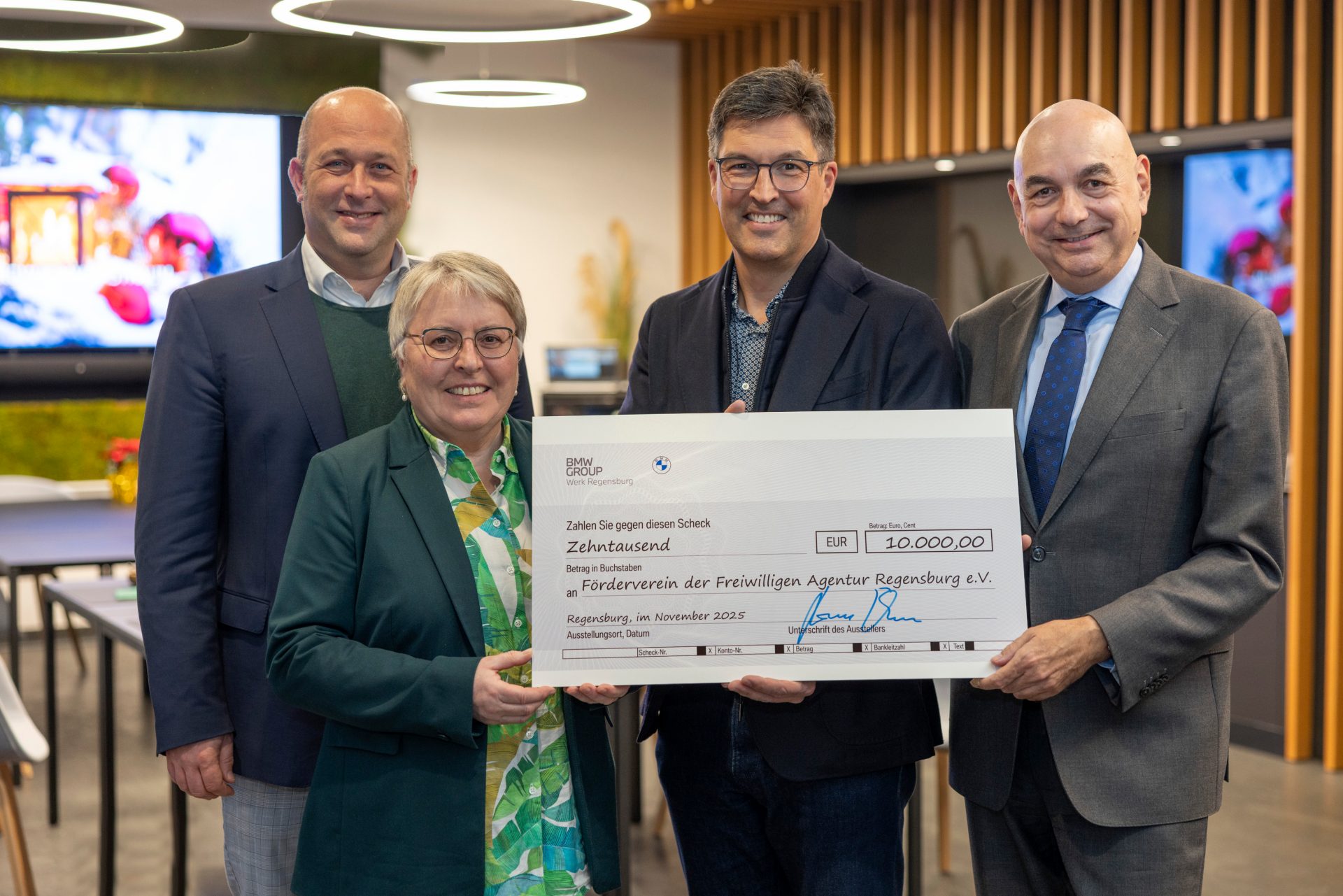 Großzügige Spende an Landkreis mit Herz e.V. - Spendenübergabe: BMW unterstützt Landkreis mit Herz mit 7.500 Euro 