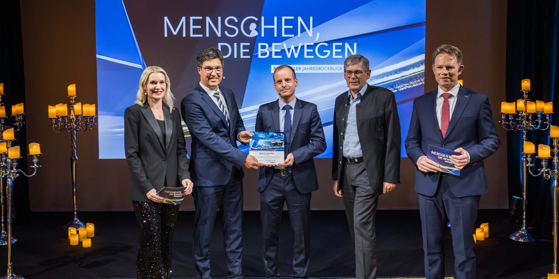 Symbolische Schlüsselübergabe im Rahmen der Gala „Menschen, die bewegen