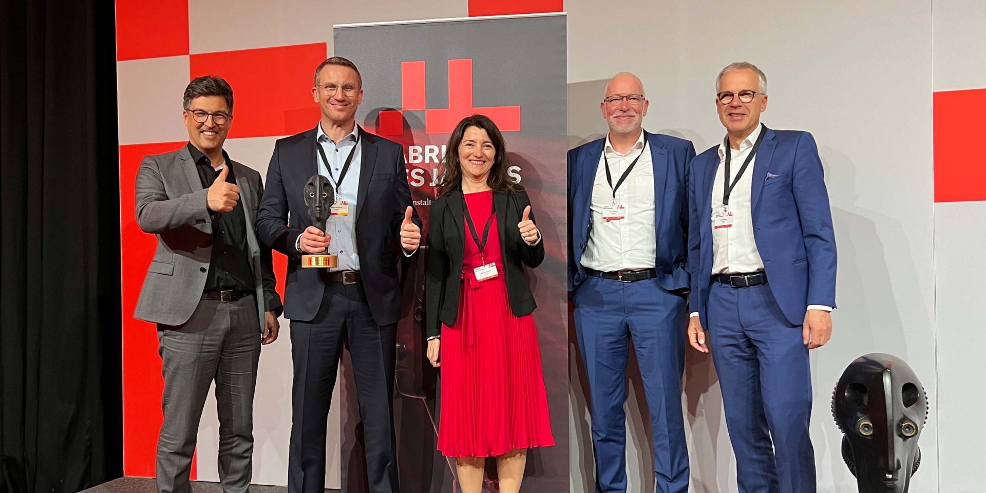 Regensburg. Endlich war es gestern Abend so weit: Im Rahmen des Kongresses „FABRIK DES JAHRES“ nahm Armin Ebner (Leiter des BMW Group Werks Regensburg) zusammen mit weiteren Vertretern des BMW Group Werks Regensburg in Ludwigsburg den Preis „FABRIK DES JAHRES“ 2024 in der Kategorie „Hervorragende Serienfertigung“ entgegen. Der Award zählt zu den renommiertesten Industriewettbewerben in Deutschland. Die Gewinner waren bereits im Herbst letzten Jahres bekannt gegeben worden.   Armin Ebner: „Die Auszeichnung als ‚FABRIK DES JAHRES‘ durch eine unabhängige Fachjury ist für uns ein Erfolg und Ansporn zugleich. Dem gesamten Regensburger Werksteam danke ich für die hohe Flexibilität, Qualitätsorientierung und Leistungsfähigkeit – auf den Titel dürfen wir gemeinsam sehr stolz sein.“   Zum 33. Mal prämierte die Unternehmensberatung Kearney gemeinsam mit Süddeutscher Verlag Veranstaltungen und der Fachzeitung „Produktion“ Unternehmen, die aktuelle Herausforderungen der Produktion vorbildlich meistern. Im Juryurteil hieß es: „Die Innovationskraft und Dynamik, mit der das Werk Regensburg die Transformation zur iFactory gemeinsam mit der gesamten Belegschaft umsetzt, ist beeindruckend. Insbesondere die Flexibilität sowohl im Setup der Fabrik als auch von Seiten der Arbeitnehmer sind vorbildlich und eine Inspiration für die erfolgreiche Produktion am Standort Deutschland“, so Daniel Stengel, Director bei Kearney.   Punkten konnte das BMW Group Werk Regensburg d